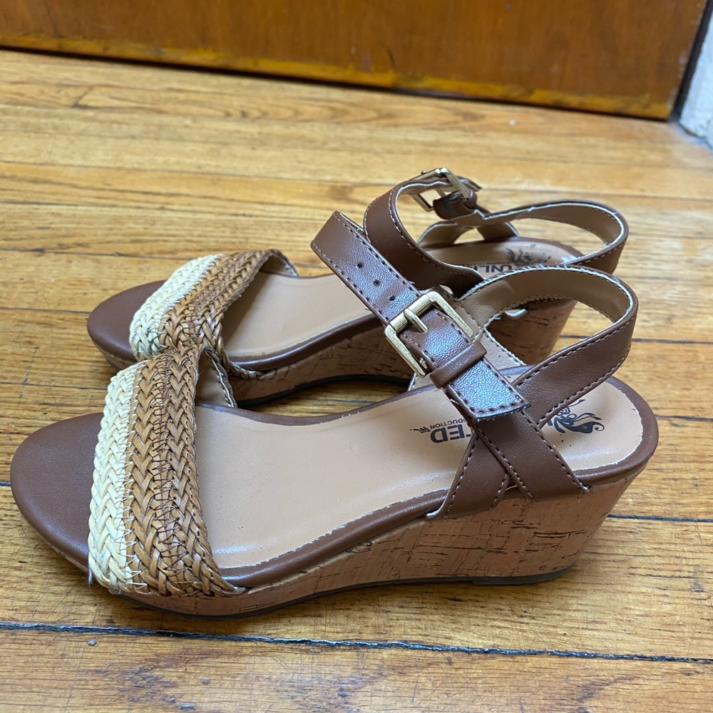 Girl’s Kennth Cole Unlisted sandals!